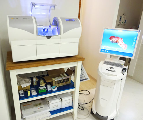 セレック治療に用いる、歯科用ミリングマシン(切削加工機)